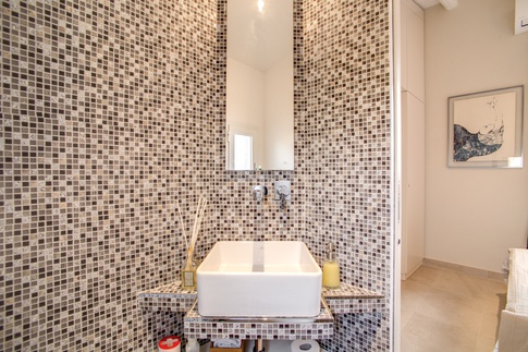 Bagno in stile contemporaneo di 7 di MOB Architects