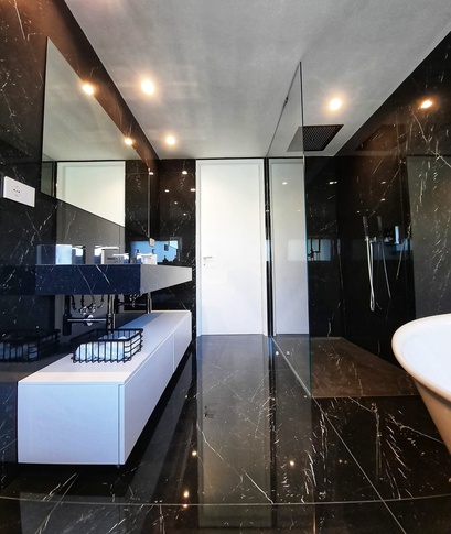 Bagno in stile moderno di 18 di Matteo Cavaglià Architetto