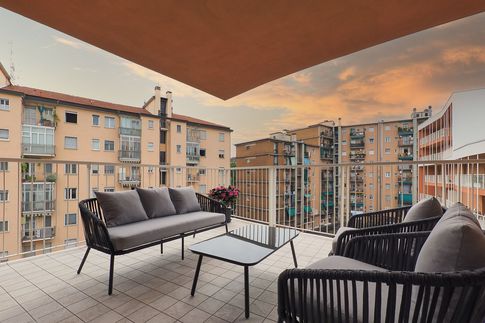 Terrazza in stile moderno di 10 di Desearq studio - architettura e interior design