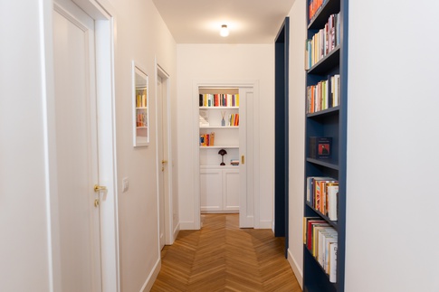 Corridoio in stile vintage di 125 di L2 Architettura