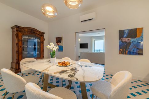 Sala da Pranzo in stile mediterraneo di 25 di Coluccio architetti