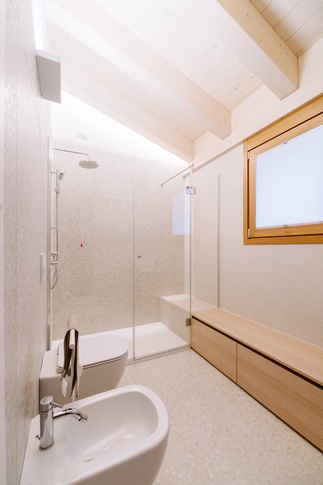 Bagno in stile moderno di 6 di Christian Tezza Architetto