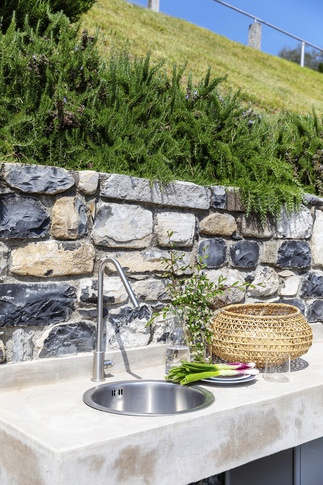 Piscina in stile moderno di 150 di Chantal Forzatti architetto