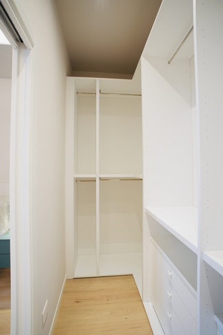 Cabina Armadio in stile contemporaneo di 5 di Rinnova Home 3d
