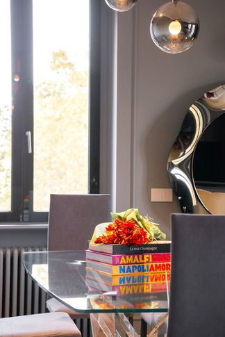 Soggiorno in stile glamour di 10 di Equus Architects