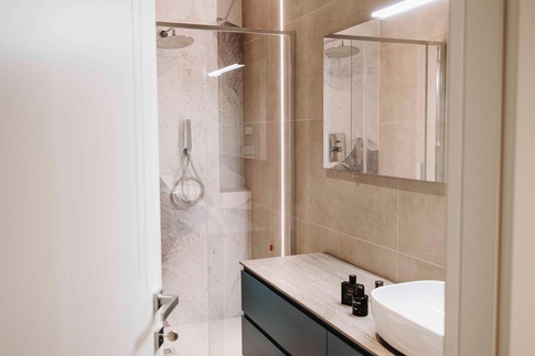 Bagno in stile contemporaneo di 6 di SMartSTUDIO