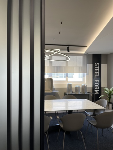 Open Space in stile moderno di 150 di BF interni Open Space in stile moderno di 150 di BF interni