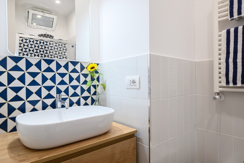 Bagno in stile mediterraneo di 3 di srv.architetti
