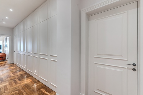 Corridoio in stile contemporaneo di 15 di MOB Architects