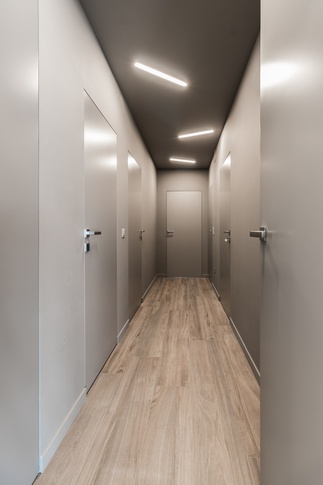 Corridoio in stile contemporaneo di 6 di Desearq studio - architettura e interior design Corridoio in stile contemporaneo di 6 di Desearq studio - architettura e interior design