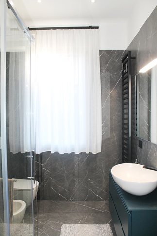 Bagno in stile moderno di 6 di Huit Studio