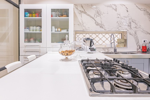 Cucina in stile contemporaneo di 10 di Micro Interior Design Cucina in stile contemporaneo di 10 di Micro Interior Design