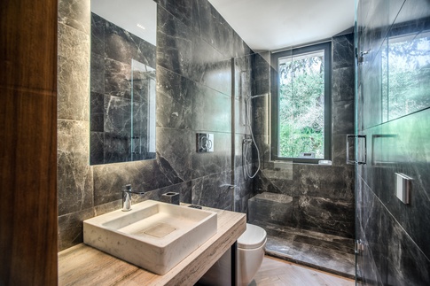 Bagno in stile moderno di 4 di MOB Architects