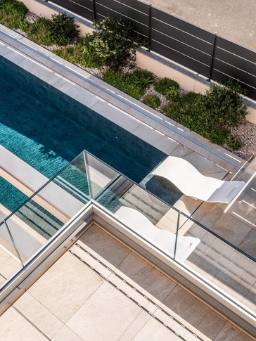 Piscina in stile moderno di 40 di Studio di Architettura Barbara Vucusa Architetto