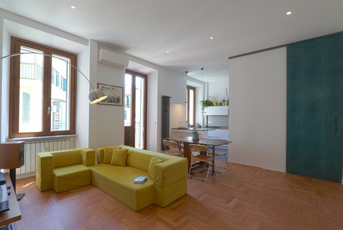 Soggiorno in stile moderno di 24 di LD Arch & Design