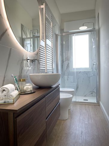 Bagno in stile contemporaneo di 4 di Silvia Aquilani . Design studio