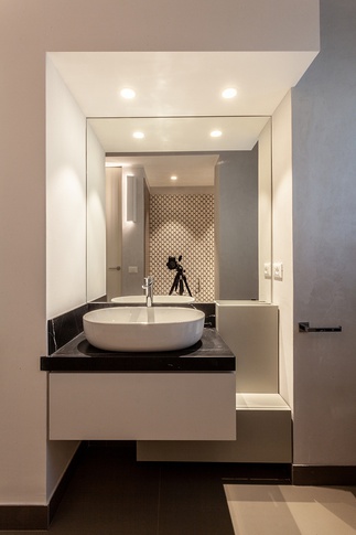 Bagno in stile contemporaneo di 6 di Studio de francisci Bagno in stile contemporaneo di 6 di Studio de francisci