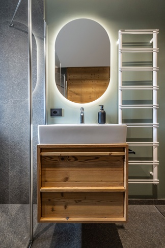 Bagno in stile minimal di 10 di Arredamenti Andalo