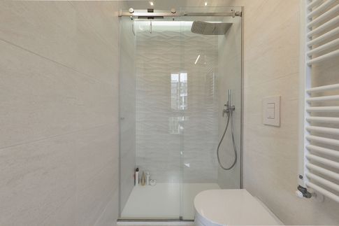 Bagno di Servizio in stile moderno di 5 di Desearq studio - architettura e interior design