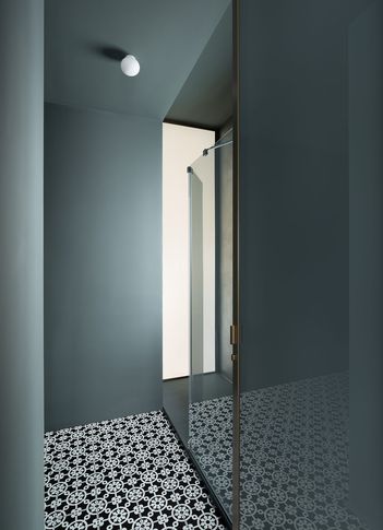Bagno di Servizio in stile minimal di 4 di MGK | Mohamed Keilani Studio Bagno di Servizio in stile minimal di 4 di MGK | Mohamed Keilani Studio