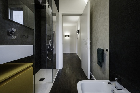 Bagno in stile contemporaneo di 8 di Arch. Enrico Marradini