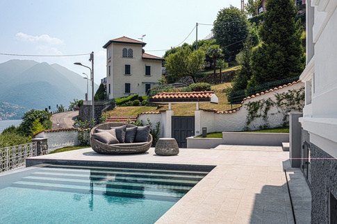 Piscina in stile moderno di 50 di NOMADE ARCHITETTURA