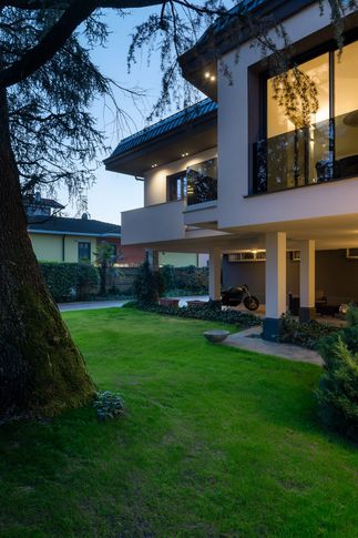 Facciata in stile moderno di 100 di atrestudio