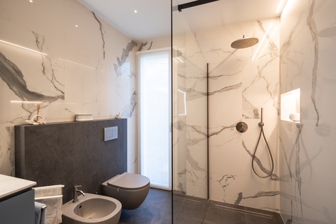 Bagno in stile contemporaneo di 6 di Architetto Zavagnini Daniele