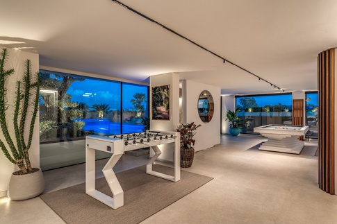 Open Space in stile moderno di 120 di MOB Architects