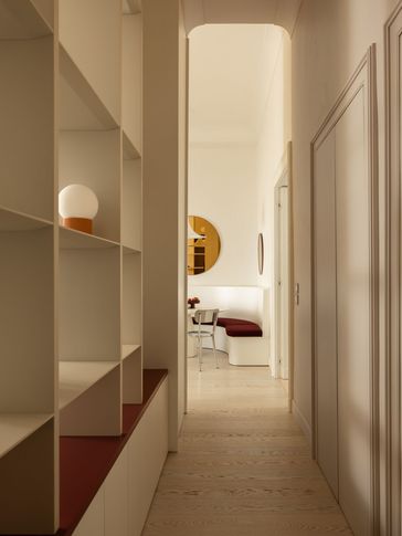 Corridoio in stile contemporaneo di 5 di Paola Sola Architetto