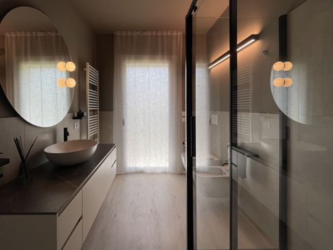 Bagno in stile contemporaneo di 7 di Cariolato Arredamenti