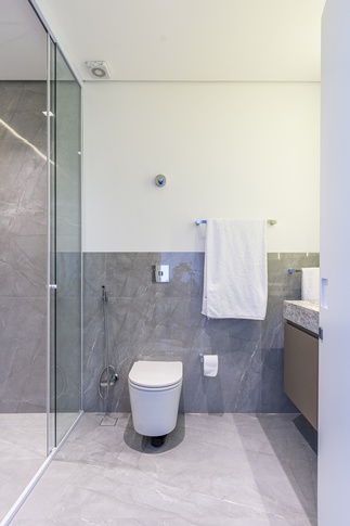 Bagno in stile moderno di 8 di Guzlive