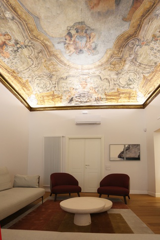 Soggiorno in stile classico di 35 di Carla Gatto Architetto