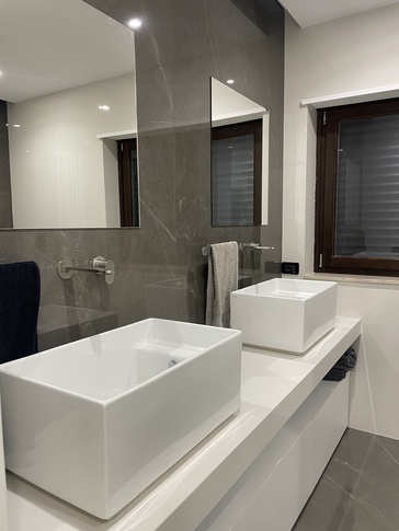 Bagno in stile contemporaneo di 8 di IMA STUDIO