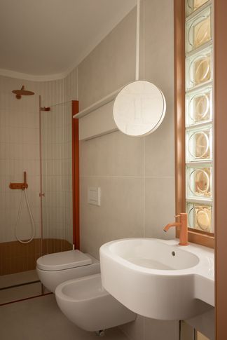 Bagno in stile contemporaneo di 6 di Paola Sola Architetto Bagno in stile contemporaneo di 6 di Paola Sola Architetto