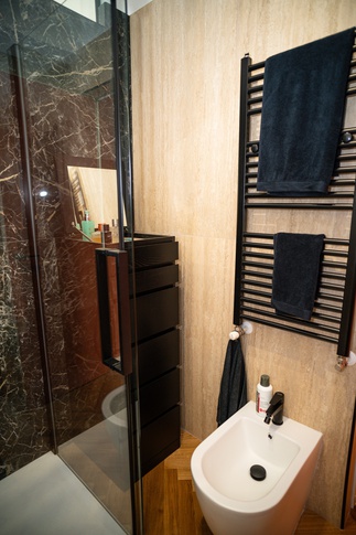 Bagno in stile minimal di 5 di Jessica Damiani architetto