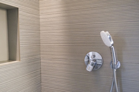 Bagno in stile contemporaneo di 5 di Valentina Varricchio Architetto Bagno in stile contemporaneo di 5 di Valentina Varricchio Architetto