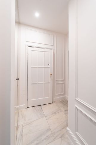Ingresso in stile contemporaneo di 5 di Technical Works SRL Ingresso in stile contemporaneo di 5 di Technical Works SRL