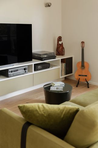 Soggiorno in stile contemporaneo di 35 di Architetto Sara Edalatkhah