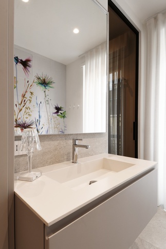 Bagno in stile contemporaneo di 12 di kkarchitecture