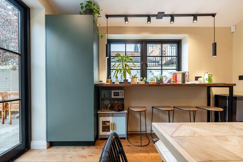 Cucina in stile contemporaneo di 60 di AT Design Studio