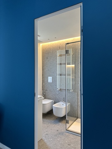 Bagno in stile contemporaneo di 5 di Areadieci architettura