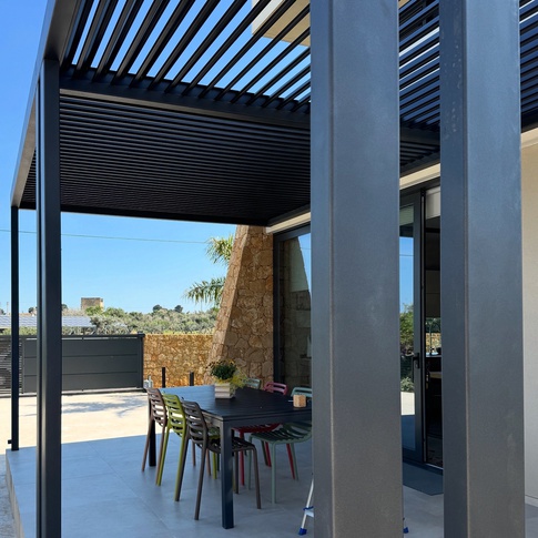 Terrazza in stile contemporaneo di 25 di Giuseppe Palermo architetto (Soqquadro architetti) Terrazza in stile contemporaneo di 25 di Giuseppe Palermo architetto (Soqquadro architetti)
