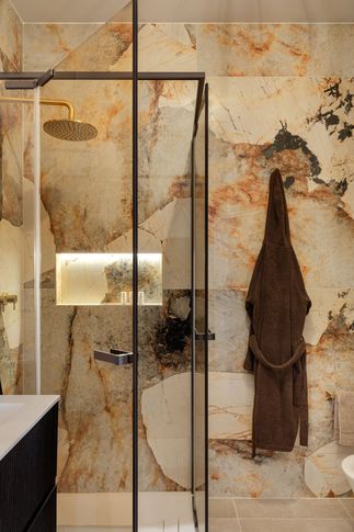 Bagno in stile minimal di 4 di Sofia Carta Studio