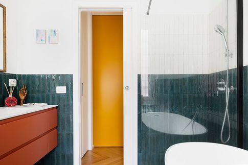 Bagno in stile contemporaneo di 5 di tIPS ARCHITECTS