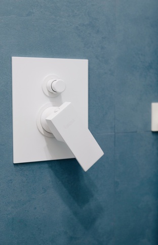 Bagno in stile contemporaneo di 8 di Valentina Solera Architetto