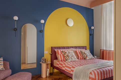 Camera da Letto in stile maximalista di 18 di Rachele Biancalani Studio