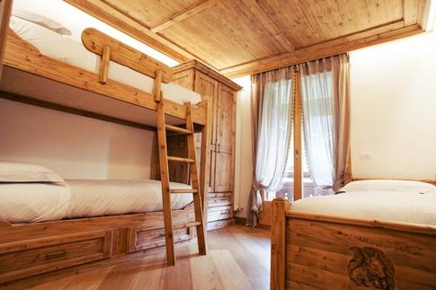 Cameretta Bambini in stile rustico di 11 di Elena Vigano' Architetto