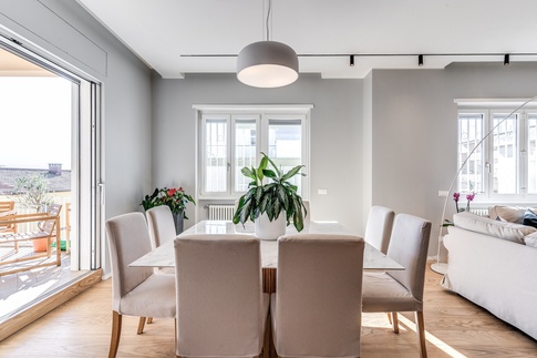 Soggiorno in stile contemporaneo di 30 di MOB Architects