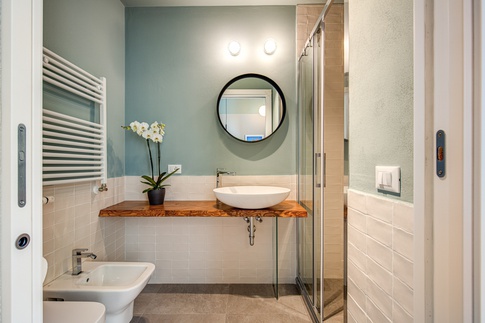 Bagno in stile contemporaneo di 6 di MOB Architects Bagno in stile contemporaneo di 6 di MOB Architects